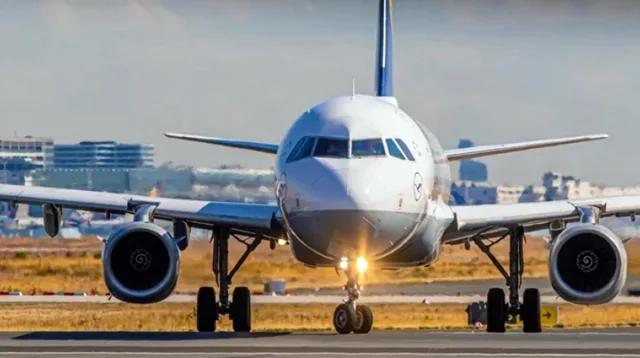 বকেয়া বেতনের দাবিতে পাইলট বিমান আটকে রাখলেন